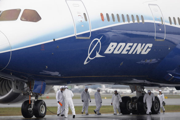 Dreamliner 787: Ramp workers walk under a Boeing 787 after it landed 