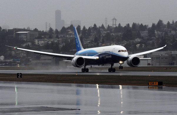 Dreamliner 787: Boeing's 787 Dreamliner lands at Boeing Field in Seattle