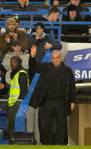 Chelsea v Portsmouth2: Avram Grant thanks the crowd for the applause on his return to Chelsea