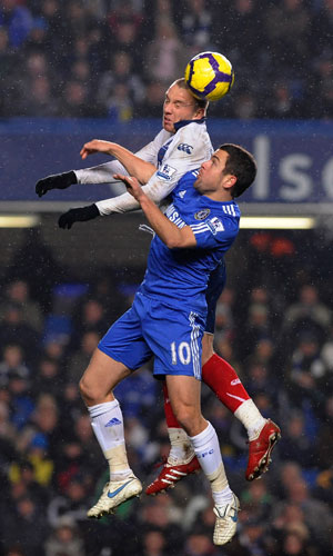 Chelsea v Portsmouth2: Jamie O'Hara climbs above Joe Cole to win an easy header