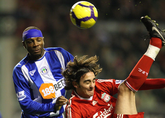 Prem Round up : Liverpool's Alberto Aquilani & Wigan's Emmerson Boyce battle for a ball