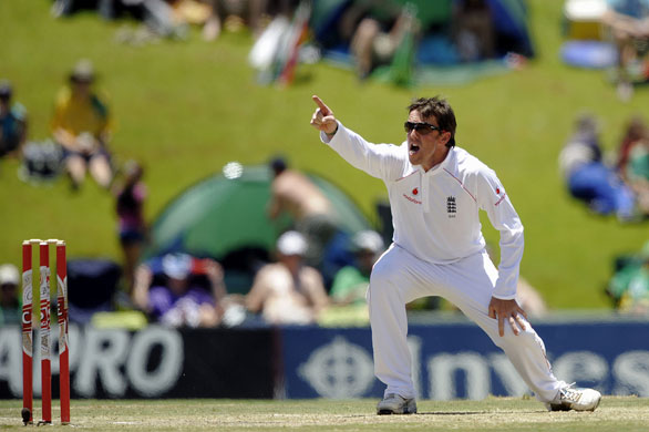 South Africa v England : Graeme Swann unsuccesfully appeals for the wicket of JP Duminy 