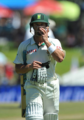 South Africa VS England: Mark Boucher walks off after being dismissed for 49 by Swann
