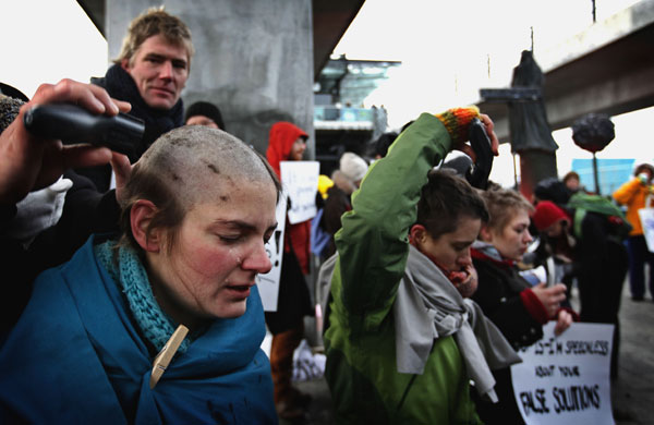 24 hours: activists cut their hair immn protest in Copenhan