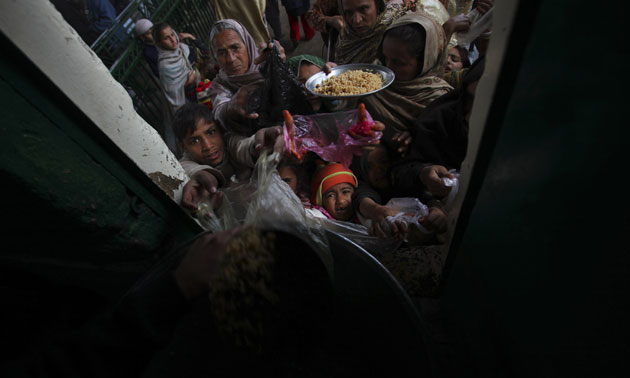 24 hours in pictures: Islamabad, Pakistan: Pakistani women and children get rice rations