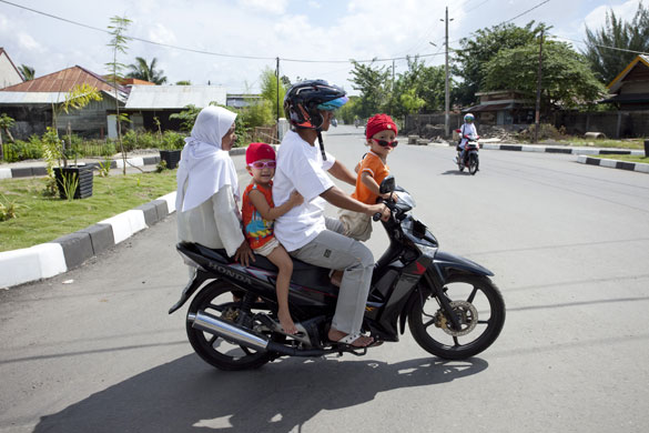 Banda Aceh: Family transport Banda Aceh style