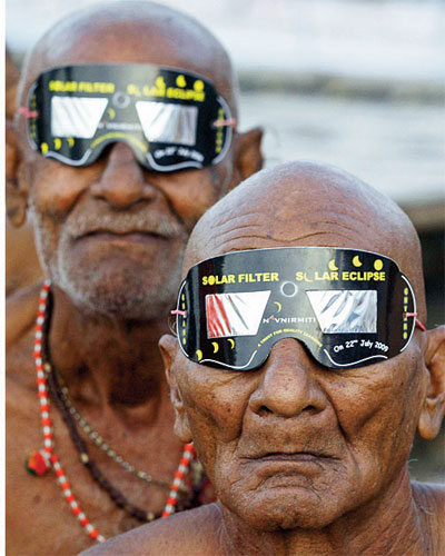 Photographs of the year: hindu holy men