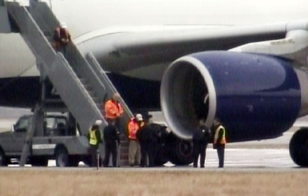 Northwest Airlines: Security personnel at the bottom of the stairs