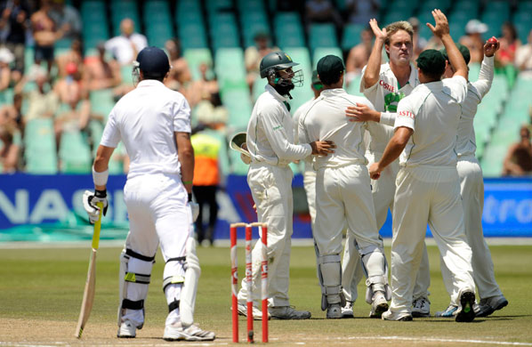 South Africa v England: Kevin Pietersen and  Paul Lee Harris : Cricket Second Test, Durban