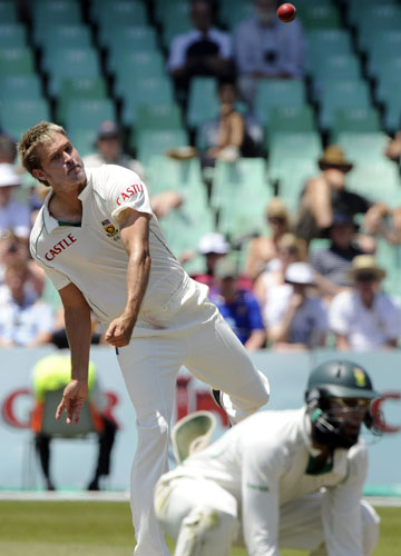 South Africa v England:  Paul Lee Harris : Cricket Second Test, Sahara Stadium, Durban