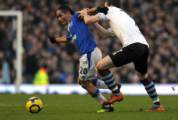 Premier League: Steven Pienaar of Everton and Burnley Kevin McDonald 