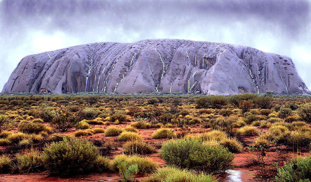 Pictures of the Decade: 22 February 2000: Uluru (Ayers Rock) turns an  unusual colour 
