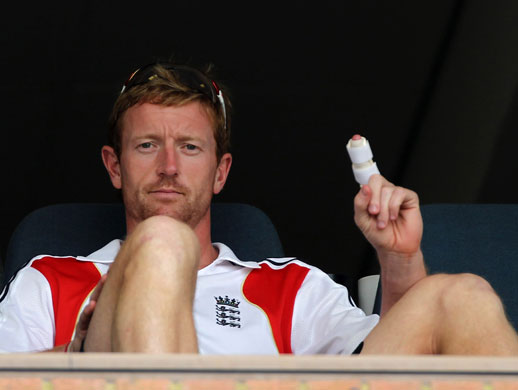 South Africa v England : Paul Collingwood shows off his dislocated index finger