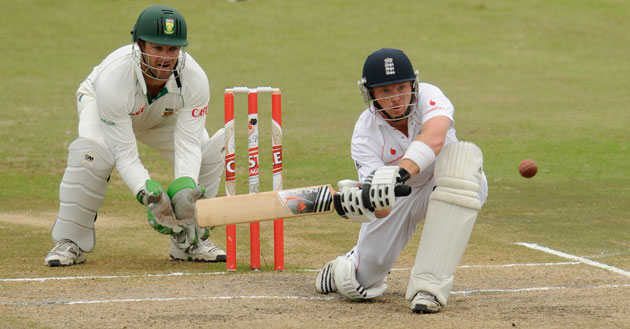 South Africa v England : England's Bell prepares to hit the ball watched by South Africa's Boucher