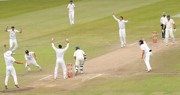 Sth Africa v Eng test 2: Graeme Swann celebrates as Ian Bell catches Ashwell Prince 