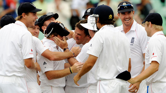 Sth Africa v Eng test 2: Ian Bell is congratulated after catching South Africa's Ashwell Prince 
