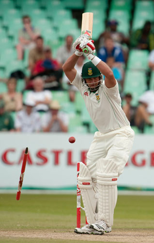 Sth Africa v Eng test 2: Jacques Kallis is bowled by Stuart Broad