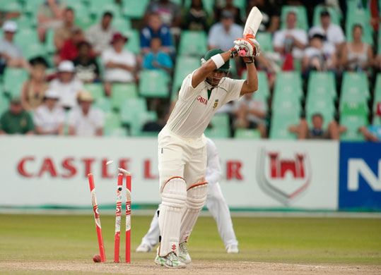 Sth Africa v Eng test 2: JP Duminy is bowled by Stuart Broad