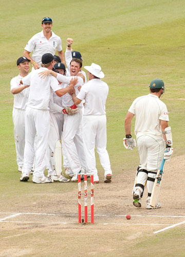 Sth Africa v Eng test 2: Graeme Swann celebrates after taking the wicket of Graeme Smith for LBW