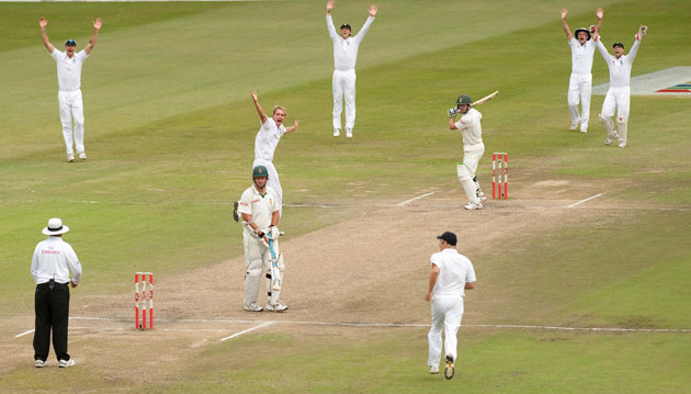 Sth Africa v Eng test 2: Stuart Broad gets De Villiers for LBW