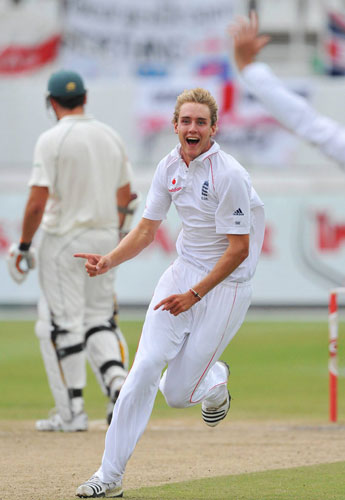Sth Africa v Eng test 2: Stuart Broad celebrates taking the wicket of AB De Villiers
