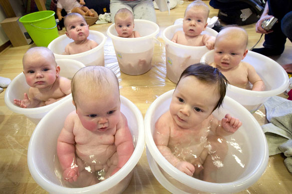 Eyewitness: Babies cool down after a baby massage class for mothers