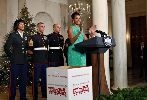 White House christmas: First Lady Michelle Obama debuts the 2009 White House Christmas decorations