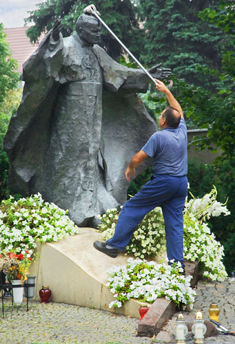 in pictures: rejuvenate: pope statue