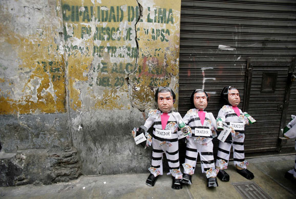 24 hours: Lima, Peru: Effigies of Victor Ariza are sold to be burnt