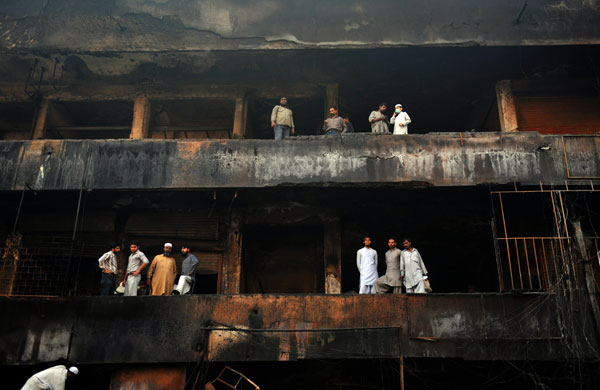 24 hours: bomb in Karachi