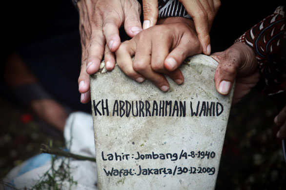 24 hours: funeral held of former indonesian president abdurrahman wahid