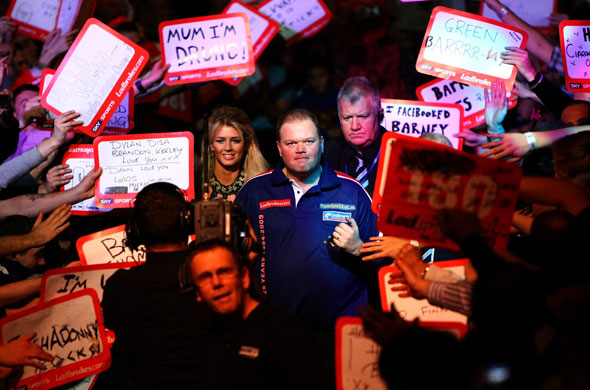 24sport: Raymond Van Barneveld entrance ahead of his victory over Kevin Painter