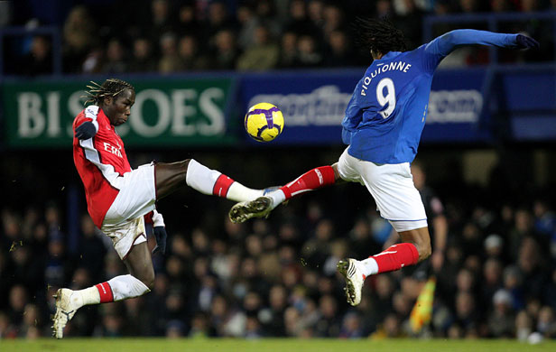 24sport: Arsenal's Bacary Sagna & Portsmouth's Frederic Piquionne clash 