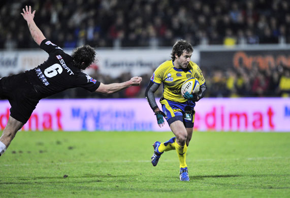 24sport: Clermont's fly-half Brock James runs past Brive's flanker Vincent Forgues 