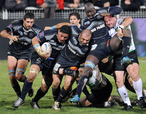 24sport: Castres's winger Chris Masoe tries to break away