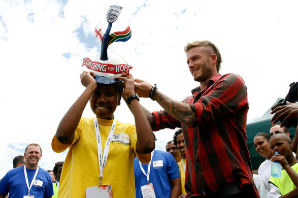 Beckham in South Africa: Beckham receives a makarapa