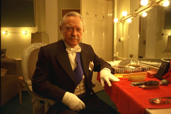 Richard Todd: 1998: Richard Todd At The Albery Theatre In 'an Ideal Husband'