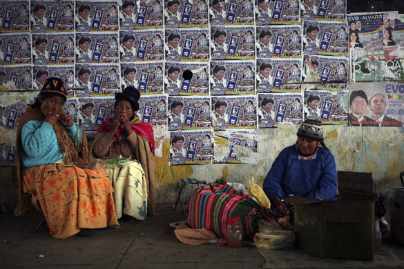 4 December 2009: El Alto, Bolivia: Supporters of president Evo Morales eat ice cream