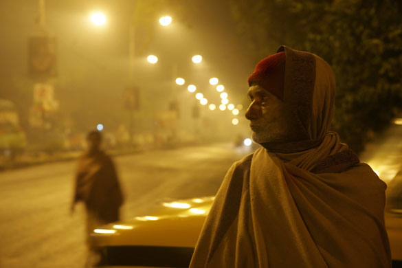 4 December 2009: Naihati, India: Commuters on a foggy morning