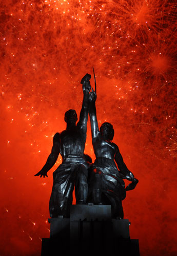 24 Hours: Fireworks light up the sky at the Soviet sculpture Worker and Kolkhoz Woman