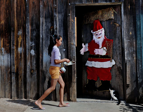 24 Hours: A girl walks to her house in Nueva Capital neighbourhood