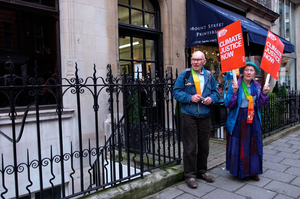 Wave climate change demo: A couple join in the demonstration in London
