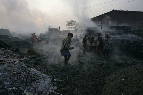 24 hours: Bantala, India: Smoke rises from fertiliser made from tannery waste 