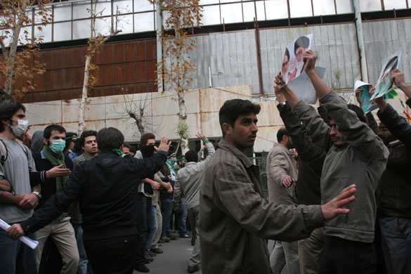 Tehran protests: Mousavi supporters and Khamenei supporters face each other