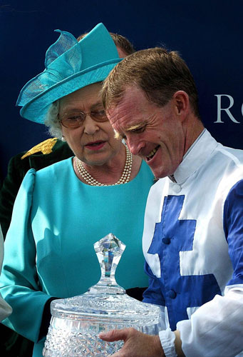Mick Kinane Life: Queen Elizabeth II presents Mick Kinane with the Trophy for top jockey