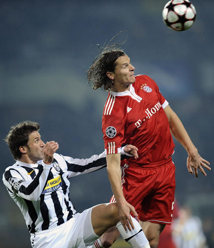 Rest of Tuesday Matches: Bayern Munich's Daniel van Buyten soars above Del Peiro to win a header