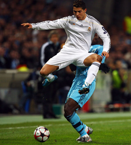 rest of the games: Ronaldo leaps high to avoid the challenge of Taye Taiwo