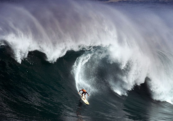 Hawaii waves: Kelly Slater surfs in the second heat