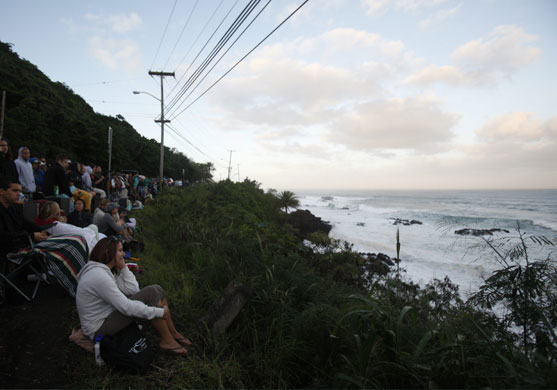 Hawaii waves: A large crowd lines up along Kamehameha Highway looking into Waimea Bay