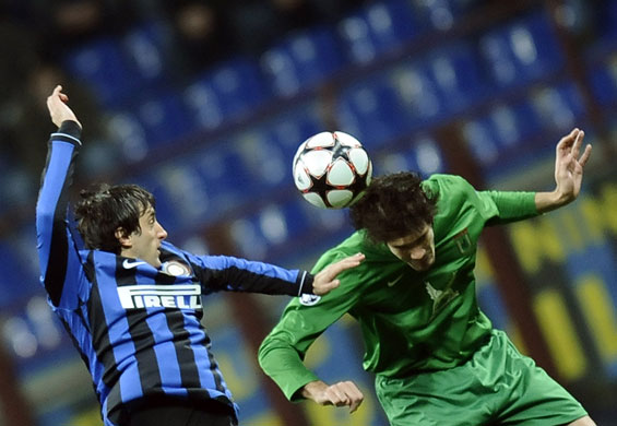 Wednesday Champ League: Inter Milan's Diego Milito, left, and Rubin Kazan defender Cesar Navas